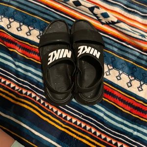 Nike sandles amazing condition size 10 in woman’s?BEST OFFER?